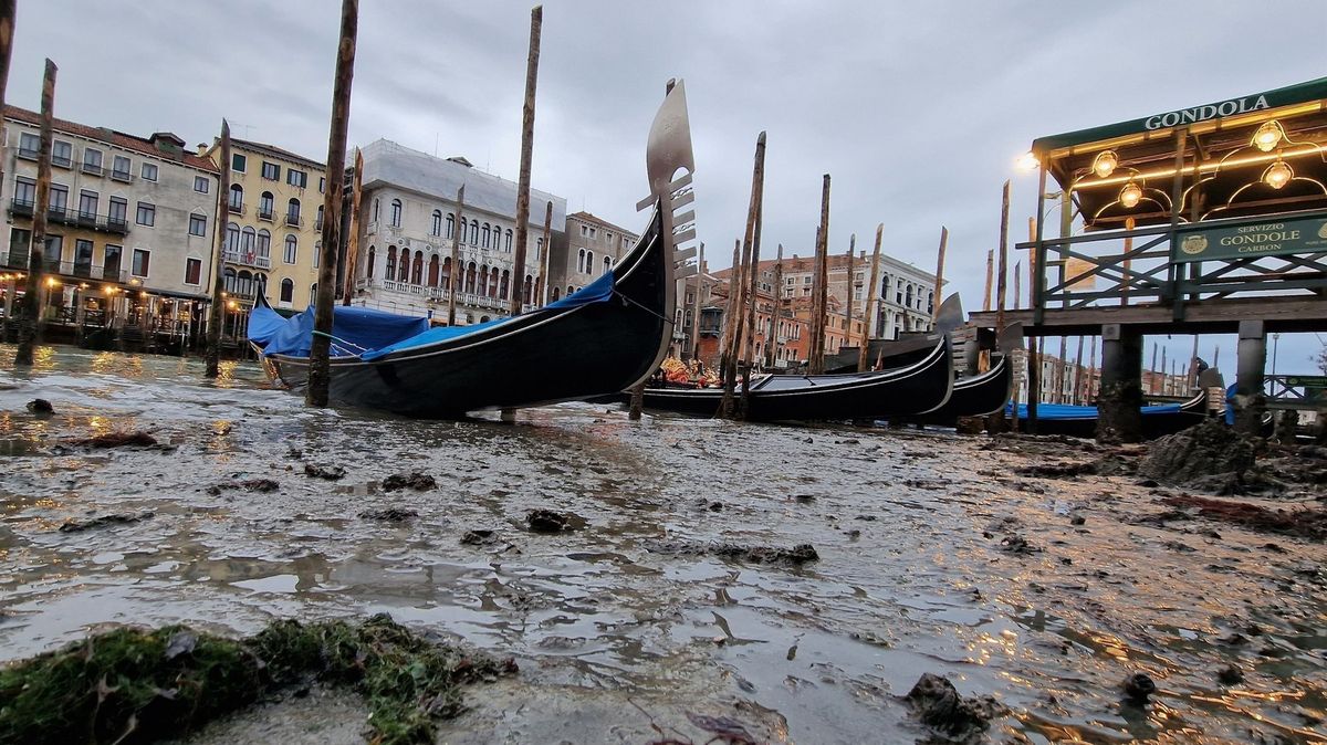 Fotky: Benátské gondoly zažívají únor v bahně. Kanály vyschly
